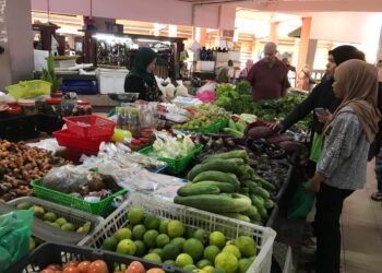 PELANGGAN membeli sayur di Pasar Siti Khadijah, Kota Bharu, Kelantan. - UTUSAN/ ROSLIZA MOHAMED