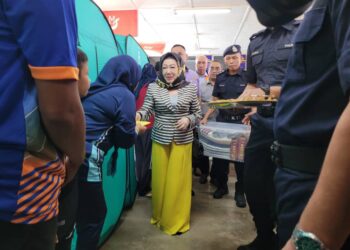 TENGKU Anis Tengku Abdul Hamid (tengah) berkenan menyampaikan sumbangan tunai dan bakul makanan kepada mangsa-mangsa banjir di PPS SK Padang Pohon Tanjung, Tumpat, Kelantan hari ini. - UTUSAN/MUSTAQIM MOHAMED