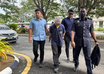 NG Khai Liang (dua dari kiri) ketika tiba di Mahkamah Sesyen Butterworth, Pulau Pinang, hari ini.-UTUSAN/SITI NUR MAS ERAH AMRAN
