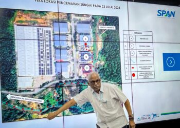 CHARLES Santiago membentangkan laporan insiden gangguan bekalan air berpunca daripada pencemaran air di Sungai Kuang di Cyberjaya. - UTUSAN/KAMARIAH KHALIDI