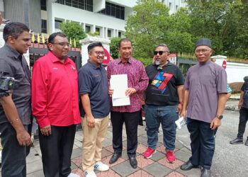 BADRUL Hisham Shaharin (tiga dari kiri) menyerahkan memorandum kepada Nor Azman (tiga dari kanan) di Wisma Negeri, Seremban hari ini.-UTUSAN/NAZARUDIN SHAHARI.