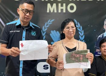 HOLLYNAH Mopuas (kanan) bersama Jerry Jaimeh (kiri) menunjukkan peta tanah yang dipohon di Kampung Niantang, Pitas semasa sidang akhbar di pejabat MHO Sabah di Kota Kinabalu hari ini