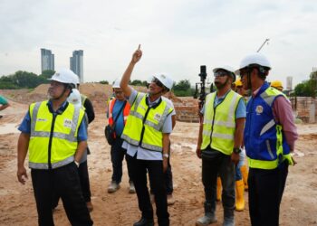 MOHD Hatta (dua dari kiri) ketika menyertai operasi pemeriksaan di sebuah tapak pembinaan di sekitar Cyberjaya.