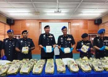 RUSLEY Chi Ari (tiga kanan) bersama Ketua Polis Daerah Langkawi, Asisten Komisioner Shariman Ashari (tiga kiri) menunjukkan sebahagian dadah jenis syabu yang dirampas dalam operasi khas di perairan Langkawi.