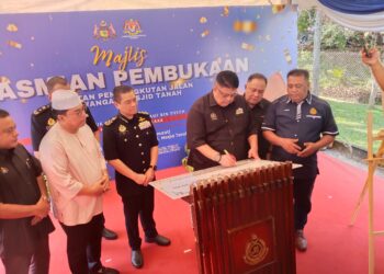 AEDY FADLY Ramli ditemui pada Majlis Perasmian Pejabat Baharu JPJ Cawangan Masjid Tanah di Alor Gajah, Melaka. - UTUSAN/MUHAMMAD SHAHIZAM TAZALI
