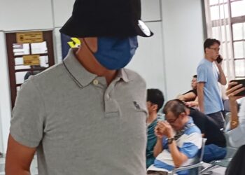 MUHAMMAD ADZMIN Zolkepli dIdakwa menerima rasuah berjumlah RM10,700 di Mahkamah Sesyen Johor Bahru.