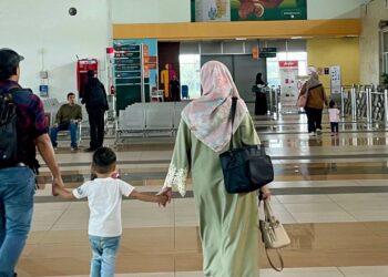 ORANG ramai mula membanjiri kawasan terminal untuk terbang ke destinasi masing-masing hari ini setelah LTSAH kembali beroperasi di Alor Setar.