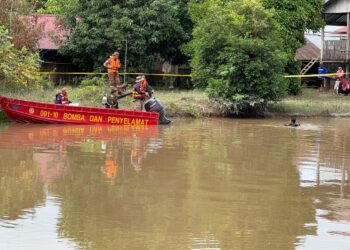 ANGGOTA Pasukan Penyelamat di Air (PPDA) melakukan selaman bagi mencari mangsa yang dikhuatiri lemas di Sungai Tajar di Kampung Gelam, Alor Setar.