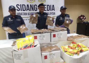 MUHAMMAD Ilyas Queek Abdullah (tengah) menunjukkan serbuk tembakau yang dirampas JKDM Negeri Sembilan pada sidang akhbar di Pejabat Kastam Seremban 2, Seremban hari ini.-UTUSAN /NUR SHARIEZA ISMAIL.