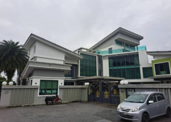KEADAAN di kediaman Vida di Meru dekat Ipoh ketika tinjauan hari ini. - UTUSAN/SAYED HESHAM IDRIS