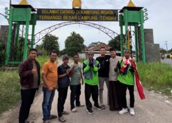 Dua rakyat Indonesia, Dani (kanan) dan Hendi (empat dari kanan) bersama penduduk kampung ketika singgah di Lampung Tengah di Sumatera, Indonesia kelmarin. - UTUSAN/MEDIA SOSIAL