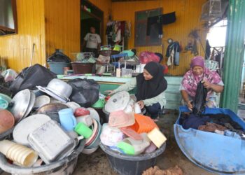 PENDUDUK Kelantan yang terjejas dengan banjir sebelum ini mula membersihkan kawasan rumah mereka selepas air surut sepenuhnya.