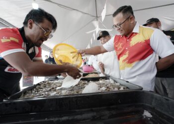 AMIRUDIN (kanan)  ketika menghadiri Majlis Perasmian Jualan Ehsan Rahmah dan Jualan Termurah Madani di Taman Pinggiran Batu Caves.