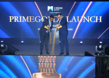 Ketua Cawangan Pengedaran MBSB Bank, Nazzi Beck (kanan) dan Ketua Pegawai Perbankan Pengguna MBSB Group, Usman Ghouse (kiri) ketika melancarkan ‘PrimeGold-I’, platform pelaburan emas digital yang memudahkan pemilikan dan pelaburan emas lebih berpatutan dan selamat baru-baru ini.