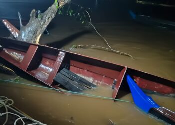 ANTARA perahu yang rosak akibat arus deras Sungai Tembeling berdekatan Kuala Tahan di Jerantut, Pahang. - IHSAN PGPBTN KUALA TAHAN