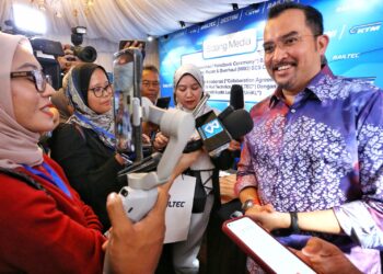 ASYRAF Wajdi Dusuki ketika ditemui pemberita pada Majlis Penyerahan Handback Ceremony Tren SCS Class 92 Projek Penyelenggaraan, Pembaikan dan Operasi (MRO) dan Perjanjian Kolaborasi Di Antara M Rail Technics (Railtec) dengan UniKL di Depoh EMU KTMB Seremban hari ini-UTUSAN/MOHD. SHAHJEHAN MAAMIN.
