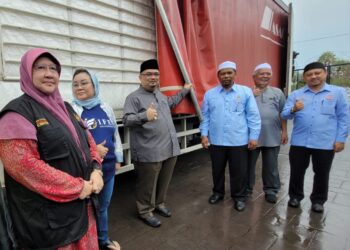MOHAMED Fadzli Hasssan (tiga dari kiri) menyempurnakan gimik penyerahan bantuan banjir pada Majlis Penyerahan Sumbangan Banjir Kelantan oleh IFE Foundation di Dataran Masjid Ismaili, Pasir Pekan, Tumpat, Kelantan hari ini. - UTUSAN/MUSTAQIM MOHAMED