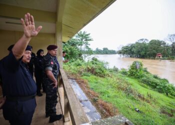AYOB Khan Mydin Pitchay ketika melawat Balai Polis Kuala Jengai, Dungun Terengganu.