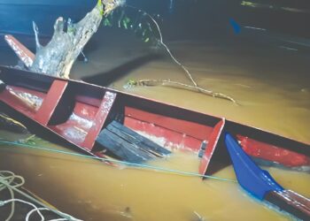 ANTARA perahu yang rosak akibat arus deras Sungai Tembeling berdekatan Kuala Tahan di Jerantut, Pahang. - GAMBAR IHSAN PGPBTN KUALA TAHAN