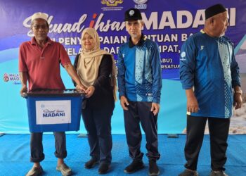 RASHIMA Baharuddin (dua dari kiri) menyampaikan 300 bakul makanan kepada nelayan-nelayan terjejas banjir pada Program Skuad Ihsan Madani dan Penyampaian Bantuan Banjir Nelayan Daerah Tumpat di Kompleks LKIM Geting, Tumpat, Kelantan hari ini. - UTUSAN/MUSTAQIM MOHAMED