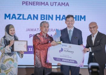 JOHAN Mahmood Merican menyampaikan Anugerah MyPesara kepada Mazlan Hashim pada Majlis Anugerah MyPesara 2024 di Putrajaya. - UTUSAN/FAIZ ALIF ZUBIR