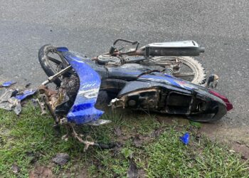 KEADAAN motosikal mangsa selepas terlibat dengan sebuah lori di Kilometer 63, Jalan Paloh-Lebir di Gua Musang, Kelantan, semalam.-IHSAN POLIS.