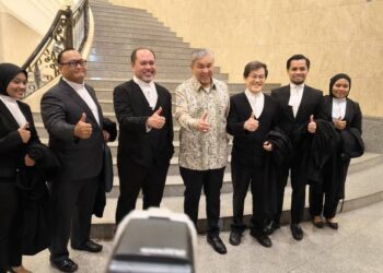 AHMAD Zahid bersama pasukan pembelaan di pekarangan Mahkamah Rayuan Putrajaya.