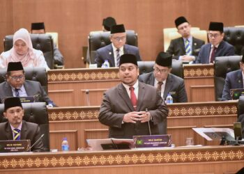 MUHAMMAD Azmir Azizan menjawab soalan dalam sidang DUN di Kangar, Perlis hari ini.-UTUSAN/ASYRAF MUHAMMAD