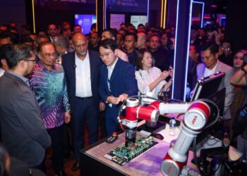 ANWAR Ibrahim melawat salah sebuah gerai pameran AI selepas Majlis Peluncuran Pejabat Kecerdasan Buatan Kebangsaan (NAIO) di MITEC, Kuala Lumpur, hari ini. - UTUSAN/SADDAM YUSOFF
