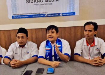 MICHEL Alok (tengah) semasa sidang akhbar selepas Mesyuarat Agung Dwi-Tahunan Parti Impian Sabah di Kota Kinabalu semalam