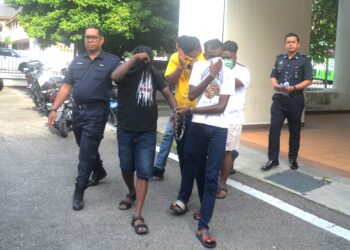 EMPAT sekawan ketika hadir di Mahkamah Majistret George Town, Pulau Pinang atas pertuduhan melarikan dan mengurung seorang wanita warga Indonesia. - UTUSAN/IQBAL HAMDAN