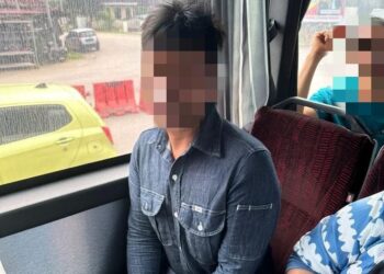 PATI yang ditahan semasa menaiki bas ketika melalui sekatan jalan raya (SJR) Chabang Empat Salam, Rantau Panjang, Kelantan.