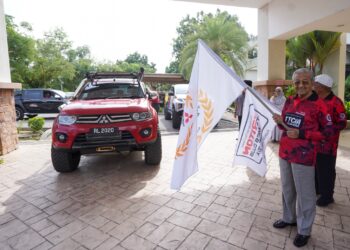 MAHATHIR Mohamad melepaskan konvoi kenderaan pada program misi kemanusiaan pasca banjir 2024/2025 bagi negeri Kedah dan Perlis di Yayasan Kepimpinan Perdana , Putrajaya. - UTUSAN/FAISOL MUSTAFA