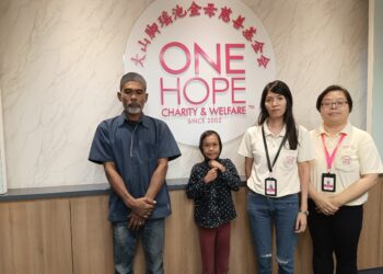 PUTERI Lina Anati (dua dari kiri) bersama bapanya, Shariff Abdul Rahman (kiri) ketika datang ke pejabat One Hope Charity and Welfare di Bukit Mertajam, Pulau Pinang untuk memohon mengumpul dana sebanyak RM85,000 daripada orang ramai.