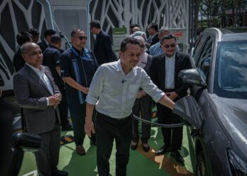 NIK Nazmi Nik Ahmad mencuba caj kenderaan EV pada Majlis Peralihan Kenderaan Kerajaan kepada Kenderaan Elektrik dan Pelancaran Stesen Pengecas Pantas EV di Putrajaya. - UTUSAN/FAIZ ALIF ZUBIR