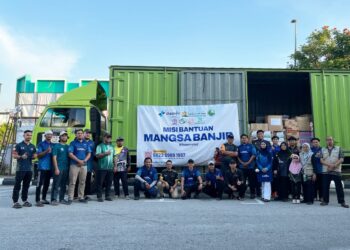 Skuad Ihsanku bersama bantuan yang dibawa untuk mangsa banjir di Pantai Timur.