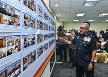 Pengarah Jabatan Siasatan Jenayah Komersil Bukit Aman, Datuk Seri Ramli Mohamed Yoosuf mennunjukkan gambar Op Khas  yang melumpuhkan 40 sindiket penipuan dalam talian di Jabatan Siasatan Jenayah Komersil Bukit Aman, Menara KPJ di sini hari ini. UTUSAN/SYAKIR RADIN