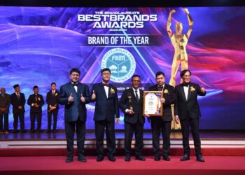 Ketua Pengarah FRIM Datuk Dr Ismail Parlan menerima anugerah tersebut daripada Tengku Datuk’ Dr Hishamuddin Zaizi.