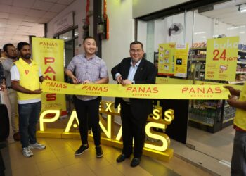 Prof. Datuk Ts. Dr. Sharifudin ketika merasmikan kiosk penyediaan kemudahan itu  hasil kerjasama antara USIM dengan pihak Panas Express.