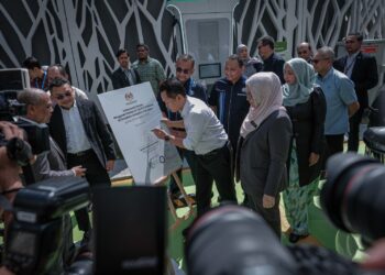 NIK Nazmi Nik Ahmad ketika gimik Pelancaran Stesen Pengecas Pantas EV di Putrajaya. - UTUSAN/FAIZ ALIF ZUBIR
