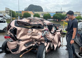 KEADAAN salah sebuah kereta Perodua Axia yang remuk selepas terlibat dalam kelangan di Kilometer 16, Jalan Gua Musang-Kuala Lipis, Gua Musang, Kelantan hari ini-UTUSAN/AIMUNI TUAN LAH.