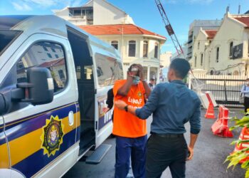 SEORANG anggota polis berpangkat koperal (kiri) diiringi oleh beberapa anggota SPRM ketika tiba di Mahkamah Majistret George Town, Pulau Pinang hari ini untuk mendapatkan perintah reman atas pertuduhan menerima wang rasuah.-UTUSAN/SAFINA RAMLI