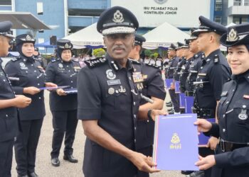 KUMAR menyampaikan sijil penghargaan kepada seorang pegawai polis pada Majlis Perhimpunan Bulan Disember 2024 di Dataran Kawat, IPK Johor, Johor Bahru.