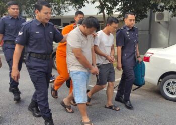 GOH Ching Jin (depan, dua dari kiri) dan Kim Chai (dua dari kanan) ketika dibawa ke Mahkamah Majistret Seremban, Negeri Sembilan.-UTUSAN/NOR SHAFAWATI YUP