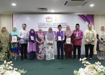 RASHINAH Abdul Hamid (enam dari kiri) bersama pelajar terbaik lelaki dan perempuan Pencapaian Sekolah Rendah Agama (UPSRA) 2024. -JAWI