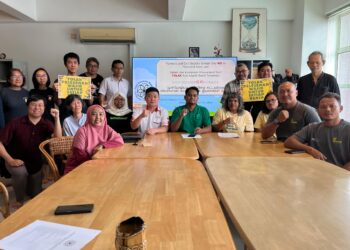 NURFITRI Amir (barisan hadapan, lima kanan) bersama wakil-wakil organisasi petani dalam sidang akhbar gesaan menghentikan pembentangan Rang Undang-Undang (RUU) Kualiti Benih Tanaman di Petaling Jaya, hari ini. UTUSAN/NAZIM SYAZWI