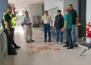 MOHD.  Arman Omar (kanan) dan Das Jhonny (tiga dari kanan)  didakwa di Mahkamah Sesyen Seremban hari ini atas pertuduhan menyimpan barang kawalan minyak masak sebanyak 1,241 kilogram di dalam tong 'jerry' di sebuah premis yang tidak dilesenkan pada April lalu.-UTUSAN/NOR SHAFAWATI YUP.