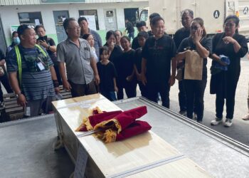 LINA Sham (tiga kiri) bersama anak-anak mendiang semasa menyambut ketibaan jasad Olivia Richard di MASKargo di Kota Kinabalu, Sabah.