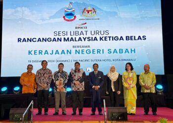 HAHELMEY Yahya (empat kiri) bersama Menteri Ekonomi, Rafizi Ramli (tiga kiri) semasa sesi libat urus RMK-13 bersama kerajaan negeri Sabah di Kota Kinabalu, Sabah.