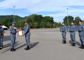 MOHD. Asghar Khan Goriman Khan menyampaikan Sijil Penghargaan Panglima Tentera Udara kepada Kolonel Mohamad Rosdzni Abdul Karim pada Hari Anugerah Kecemerlangan TUDM 2024, di Pangkalan Udara Sendayan, Seremban hari ini. FOTO/ NOR AINNA HAMZAH